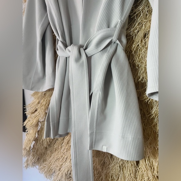 Lululemon•Ribbed Softstreme Belted Wrap•Bone white•LIKE NEW•size 12 - Picture 14 of 16